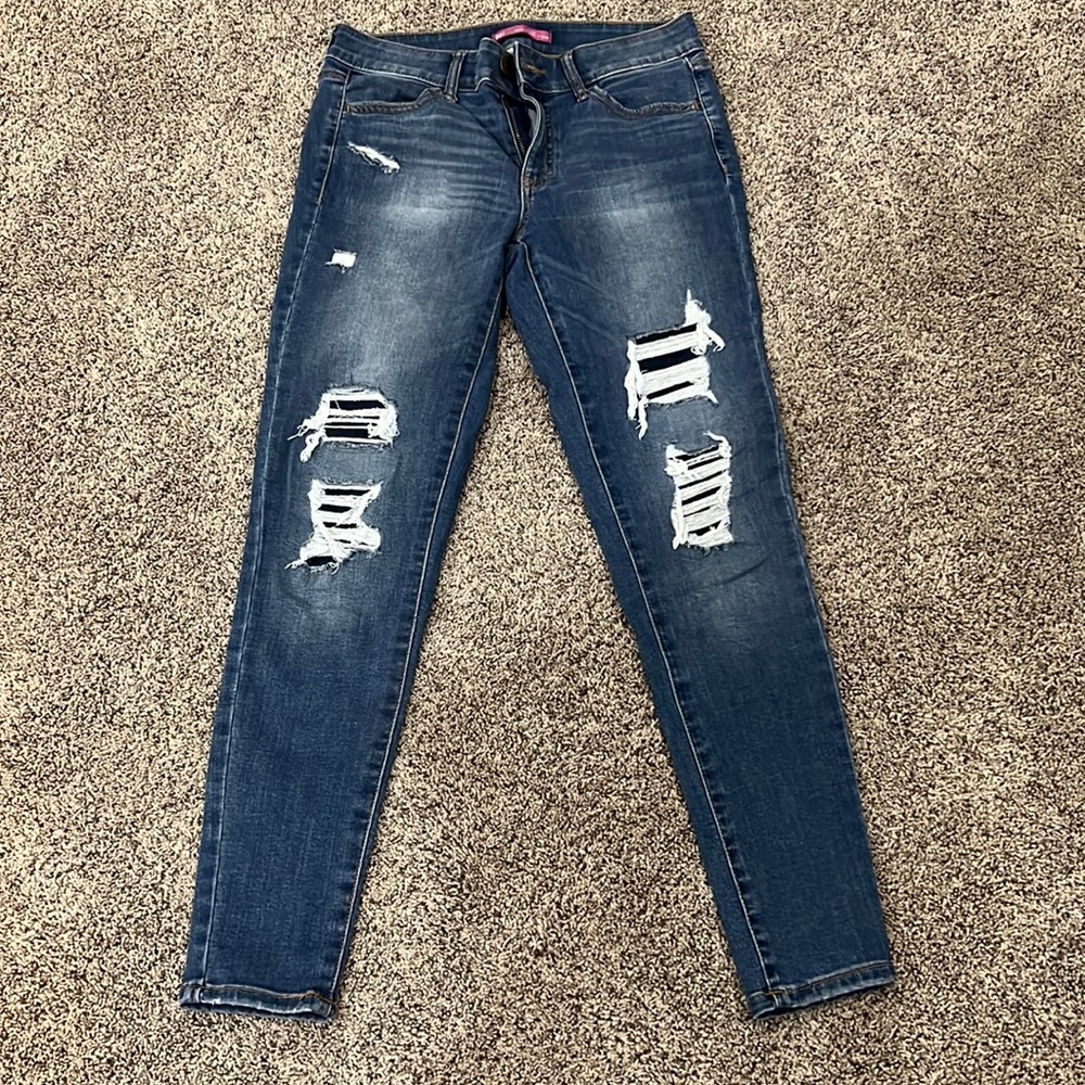 low rise ankle jeggings size 7/28W so comfy and soft with rips on the front